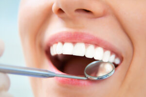 西葛西駅徒歩5分の歯医者、木村歯科医院で、歯ぐきの「特定の1か所だけ」が腫れるのはなぜ？原因や対処法を解説